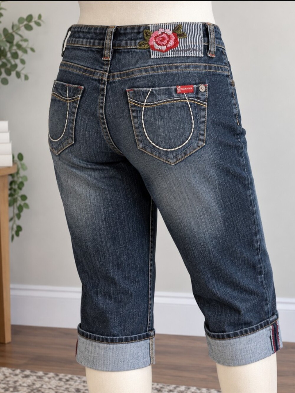 Manager Jeans Women’s Size 16 Embroidered Rose Denim Capri Jeans